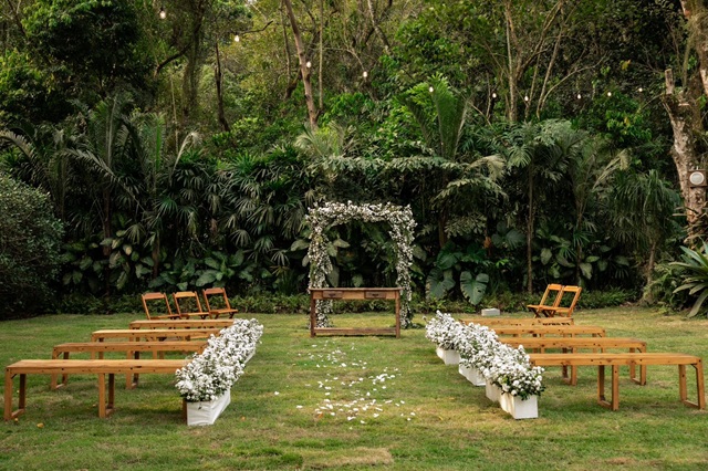 Cerimônia de casamento ao ar livre no gramado do Jamboo