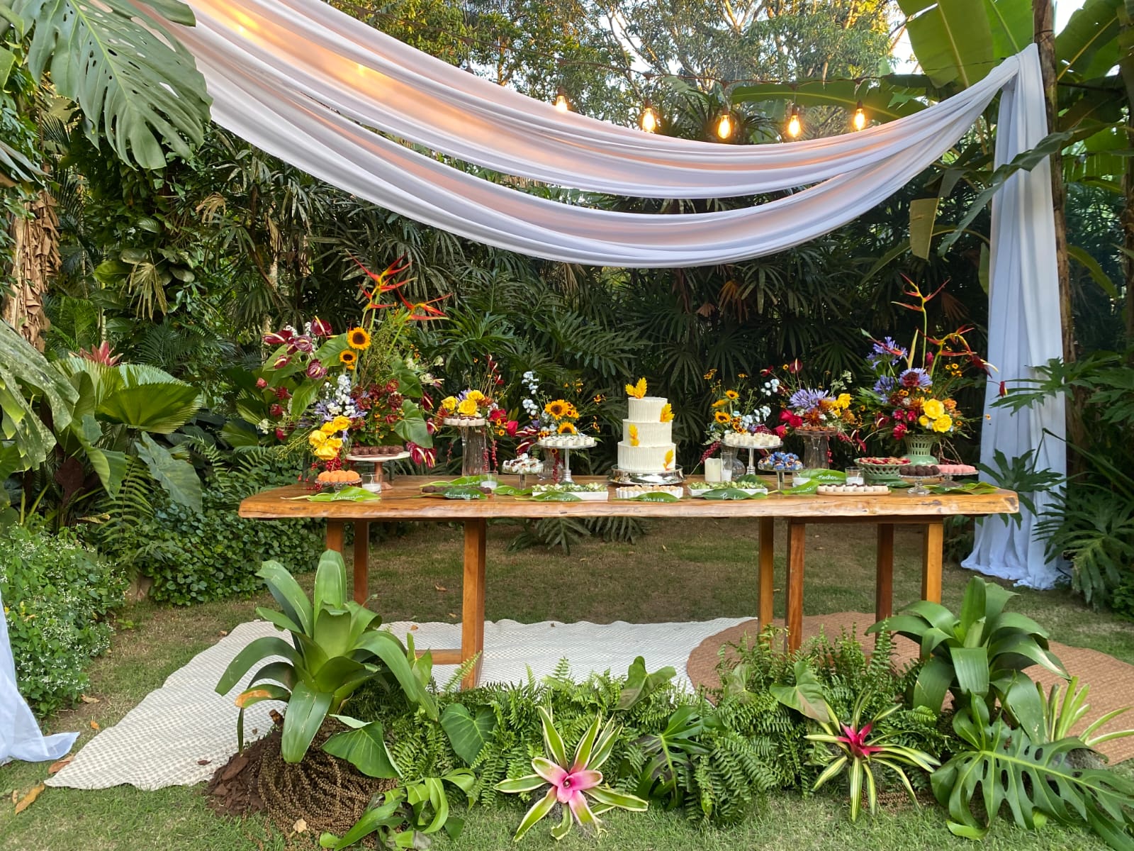 Mesa de doces montada em frente ao paisagismo do Jamboo